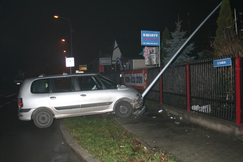 Na ulicy Podwalnej w Radomiu kierowca renault uderzył w słup...
