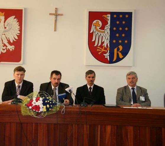 O sytuacji w PUP rozmawiali w środę podczas konferencji prasowej wicestarosta Waldemar Trelka, Starosta Mirosław Ślifirczyk, dyrektor PUP Józef Bakuła i Marek Oleszczuk, rzecznik starostwa