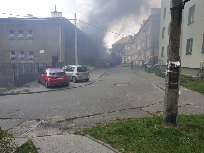 Bytom: ewakuowano dzieci z przedszkola. Płonął bus przed budynkiem WIDEO + ZDJĘCIA