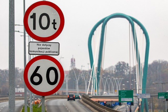 Ograniczenia prędkości i zakazy wjazdu dla ciężarówek wprowadzono na Trasie Uniwersyteckiej w drugiej połowie sierpnia.