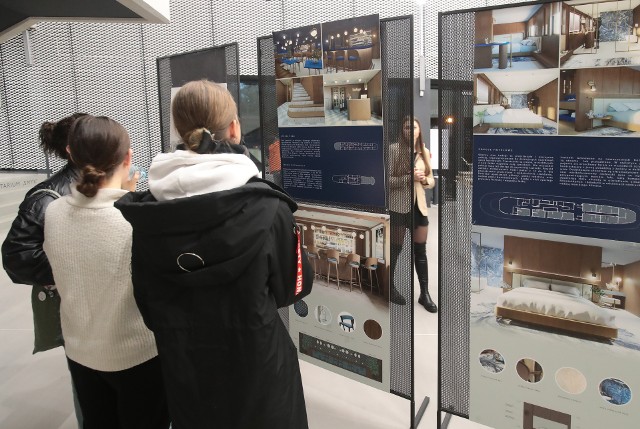 Wystawa pokonkursowa prezentuje przegląd dyplomów licencjackich i magisterskich obronionych na Wydziale Architektury Wnętrz w roku akademickim 2022/2023 ze specjalności: architektura wnętrz i przestrzeń wirtualna.