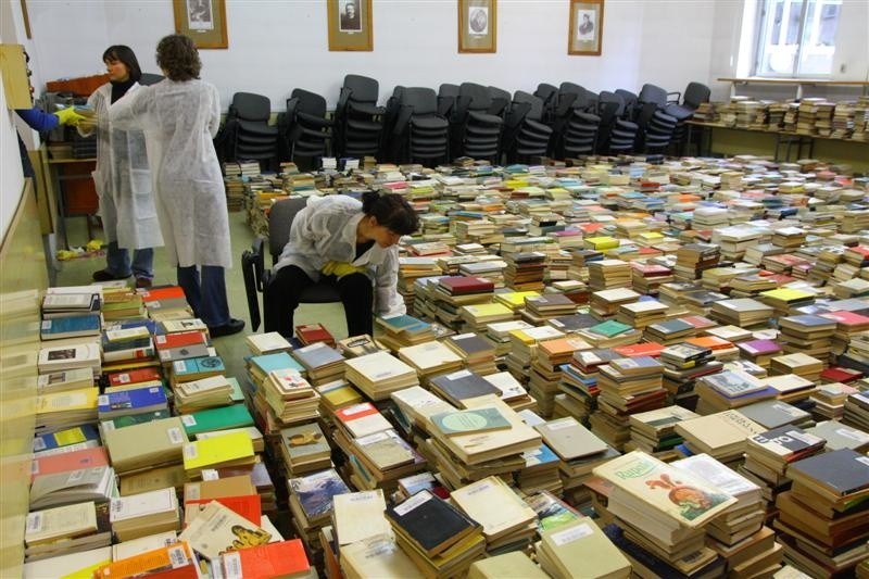 Ewakuacja zbiorów biblioteki uniwersyteckiej na Pasiece.