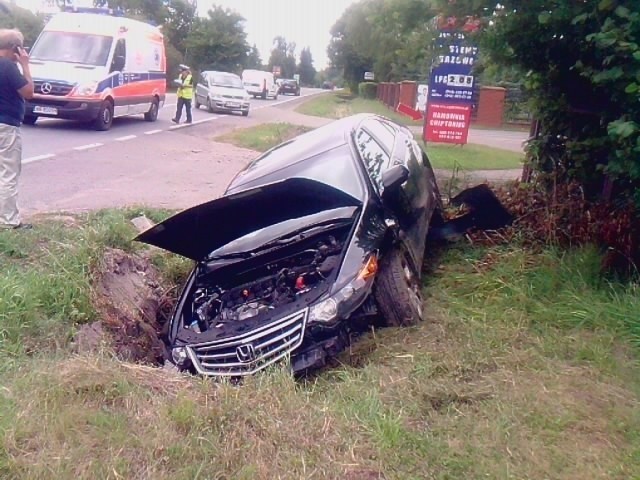 Kierowca hondy ratował się przed uderzeniem w fiata i wjechał do rowu.