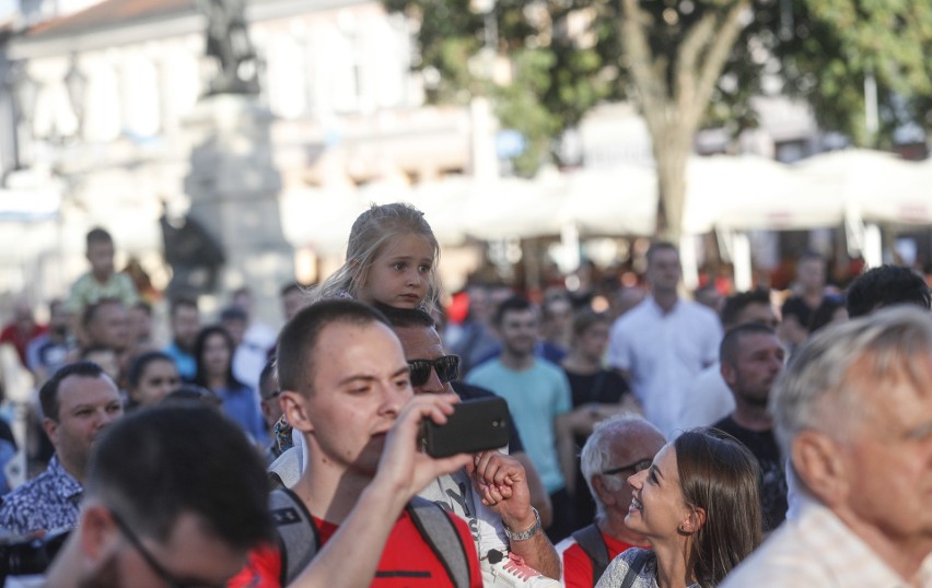 Izu Ugonoh przyszedł na trening medialny, który odbył się w...