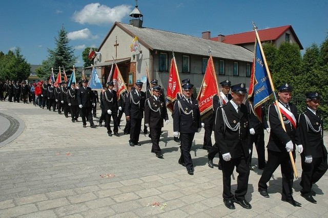 Parada koneckich strażaków.