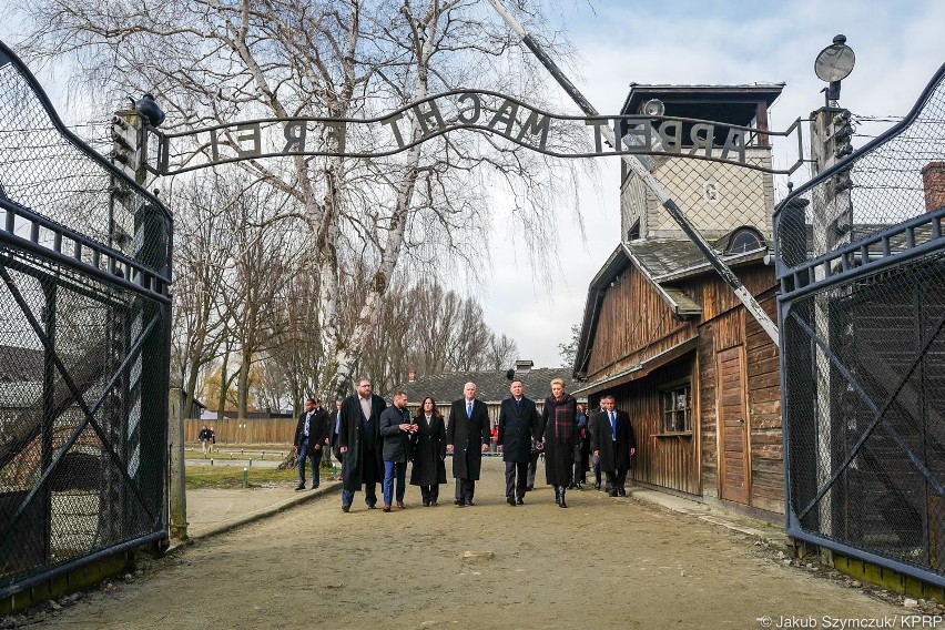 Oświęcim. Wiceprezydent Stanów Zjednoczonych Mike Pence i prezydent Andrzej Duda odwiedzili były niemiecki nazistowski obóz koncentracyjny