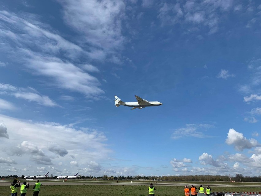 Gigantyczny An-225 przywiózł z Chin maseczki, kombinezony i przyłbice od Lotosu