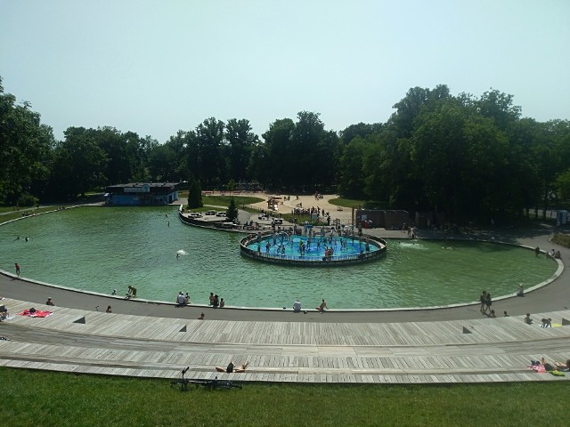 Wodny plac zabaw w parku Jordana wraz z przylegającą sadzawką