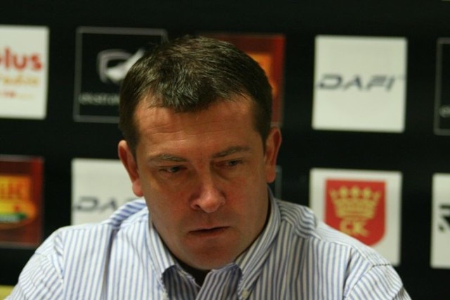Trener Marcin Sasal ma tylko czternastu zawodników na mecz z Cracovią.