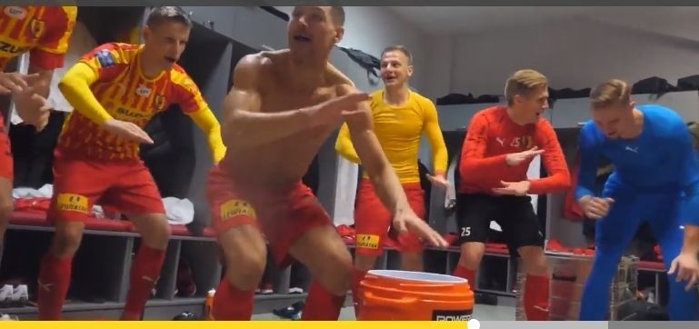 Tak Korona Kielce fetowała zwycięstwo z Zagłębiem Lubin. Wielka radość w szatni. Zobacz, kto najbardziej "szalał" [WIDEO]