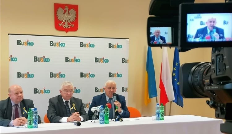 Piątkowa konferencja prasowa w Busku-Zdroju. Od lewej: Jan...