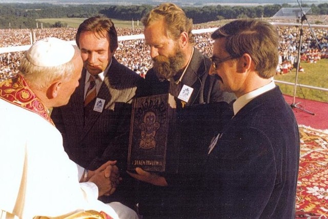 "Solidarności&#8221; Jan Paweł II poświęcił więcej czasu niż innym. Na zdjęciu od lewej Jan Piątkowski, Franciszek Szelwicki i Jan Całka.