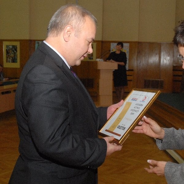 Jerzy Ordak, prezes grudziądzkiego Ocetixu, odbiera zwycięski dyplom za Majonez Pomorski