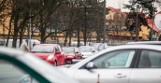 Parking przy Szpitalu Wojskowym w Bydgoszczy. Walka o miejsca parkingowe