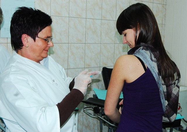 Pielęgniarka Bożena Sprownik szczepi przeciw wirusowi HPV Martę Chudzik, uczennicę Społecznego Liceum Ogólnokształcącego w Żarach.