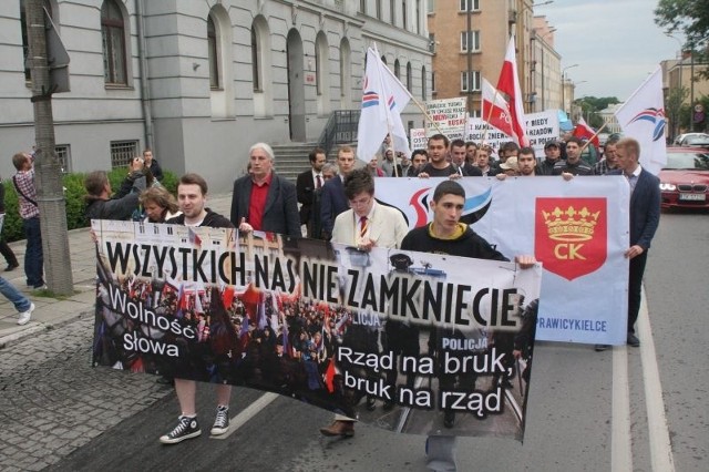 W marszu wzięło udział ponad sto osób. Między innymi przedstawiciele Ruchu Narodowego (z mikrofonem Adrian Lewicki, z tyłu Jerzy Kenig) i Kongresu Nowej Prawicy.