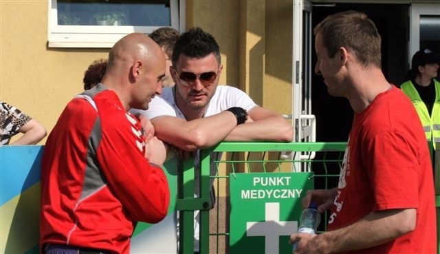 Michał Żewłakow (w środku) w przerwie meczu rozmawiał z Grzegorzem Szamotulskim i Aleksandarem Vukoviciem.