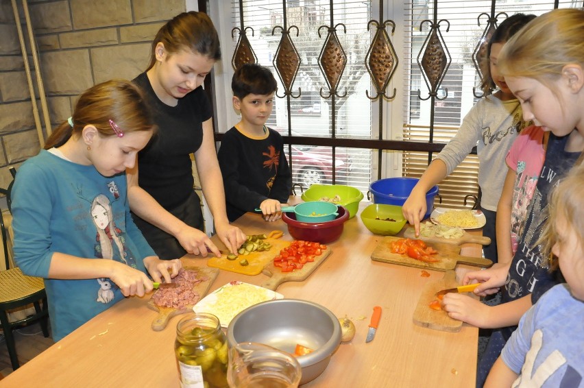 Podczas zajęć dzieci mogły przygotować regionalną sałatkę...