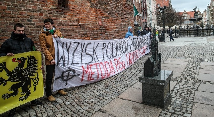 ONR pikietował w Gdańsku. Nie chcą imigrantów z Ukrainy [ZDJĘCIA]