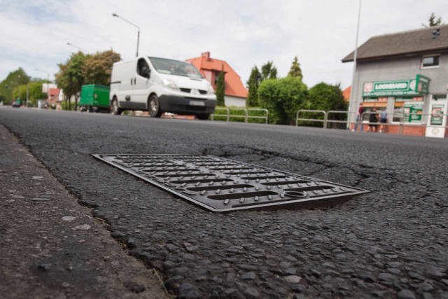 Zarząd Infrastruktury Miejskiej zapewnia, że pokrywy studzienek i kratki kanalizacyjne naprawiane są na bieżąco.