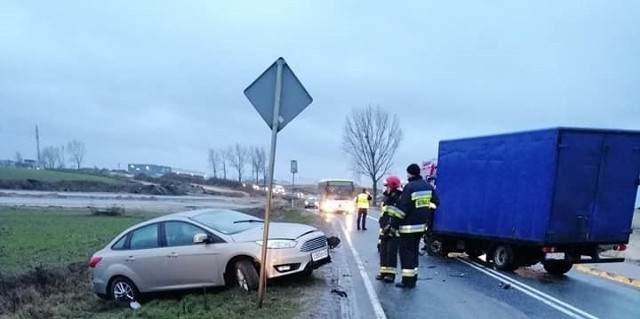 Do zderzenia doszło w niedzielę (13 stycznia) przed godz. 16.00 w Jaroszewie (powiat żniński). Osobówka zderzyła się czołowo z ciężarówką. 3 osoby z osobówki, w tym 7-letnie dziecko, same zdołały wydostać się z auta. Wypadek wyglądał groźnie, ale na szczęście nic poważnego nikomu się nie stało. Droga krajowa nr 5 była zablokowana na czas prowadzenia akcji przez służby.