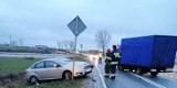 Wypadek w Jaroszewie (powiat żniński). Samochód osobowy zderzył się z ciężarówką na krajowej 5 [zdjęcia]