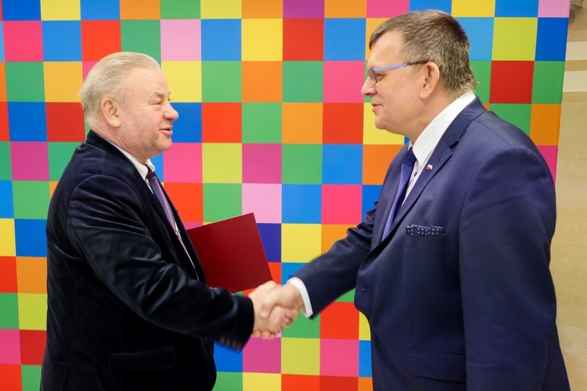 Mirosław Oliferuk (z prawej) odebrał nominację z rąk Marka...