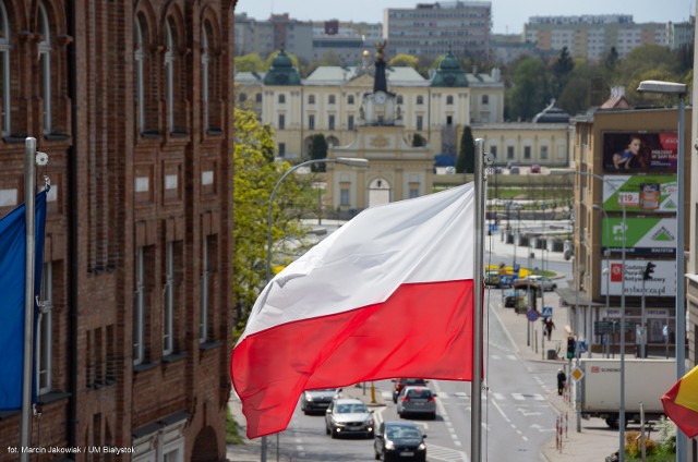 Prezydent Tadeusz Truskolaski prosi mieszkańców o wywieszenie flag na domach i balkonach. - Niech te sztandary będą symbolem naszej siły i przekonania, że wszystko czego teraz doświadczamy, uczyni nas lepszymi, mądrzejszymi i silniejszymi - mówi.