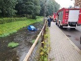 Samochód osobowy dachował w rzece Włodzica na Dolnym Śląsku. Trzy osoby zostały ranne