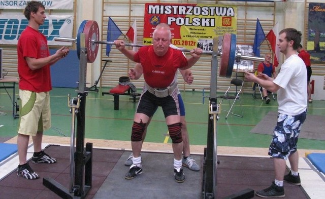 Skarżyski ortopeda Andrzej Lulek zalicza 125 kilogramów w przysiadach.