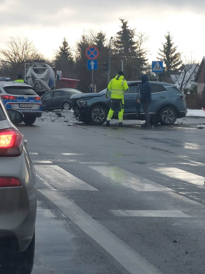 Białystok. Wypadek przy sądzie, dwa samochody rozbite, dwie osoby trafiły do szpitala