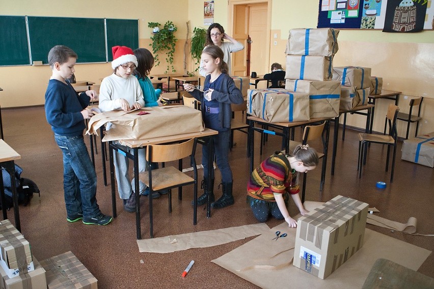 Paczki świąteczne w SP 2 w Słupsku...