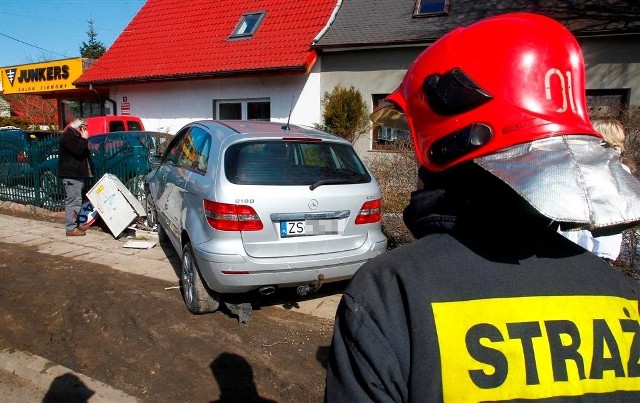 Mercedes wjechał w ogród posesji przy ulicy Wrocławskiej.