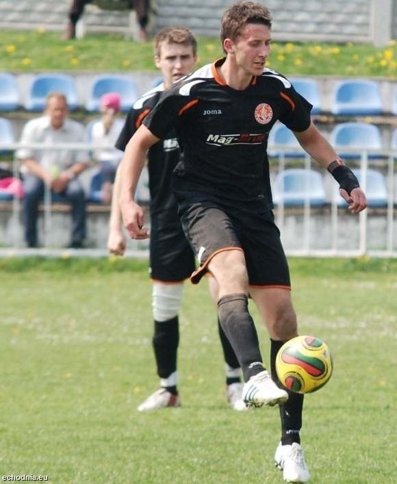 Łukasz Orzeł (na pierwszym planie) zdobył dwie bramki dla Hetmana w meczu z Nidą. Jednego gola strzelił także Marcin Jarmuda (na drugim planie).