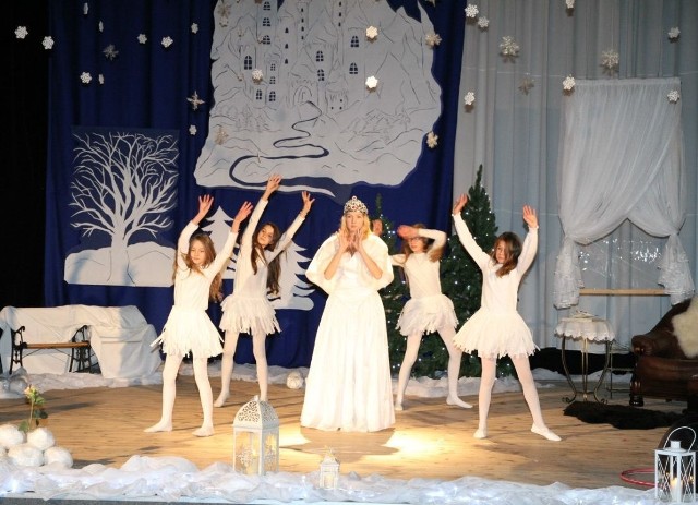 Piękna opowieść „Królowa śniegu” w wykonaniu uczniów włoszczowskiej „jedynki”.