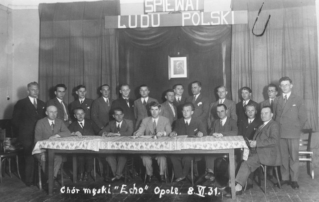 Życie codzienne w przedwojennym Opolu. Rok 1931. Chór męski "Echo". W okresie międzywojennym w mieście wydawano też dwie gazety w języku polskim, funkcjonował konsulat, działał teatr lalkowy.