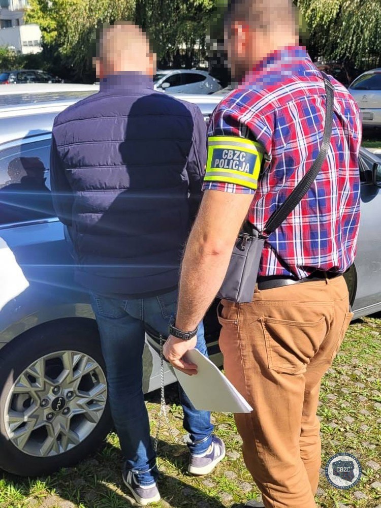 120 policjantów w obstawie jednostek kontrterrorystycznych z Kielc i Radomia rozbijało zorganizowaną grupę przestępczą. Zatrzymali 17 osób
