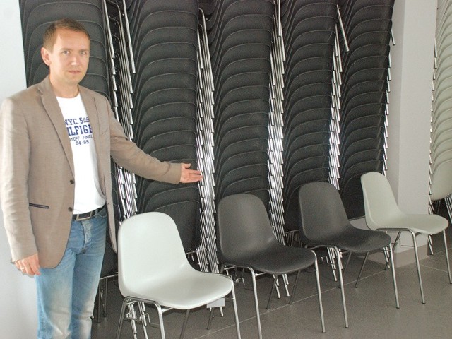&#8211; Chcę, by fachowcy sprawdzili, czy te krzesła, które do nas dotarły, faktycznie są z niepalnego tworzywa &#8211; mówi Łukasz Bednarek.