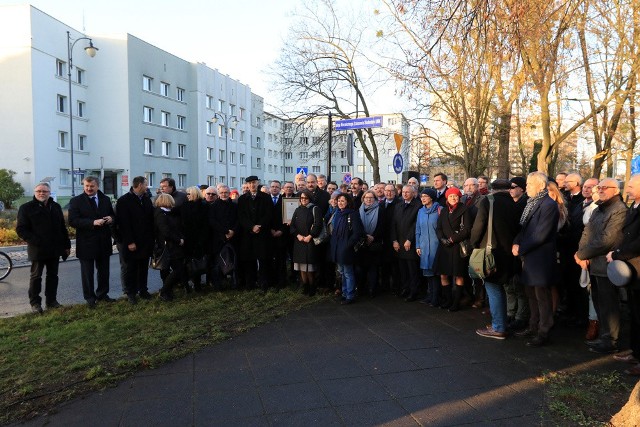 Za nami uroczystość zmiany nazwy części ulicy Adama Mickiewicza w Toruniu na aleję Niezależnego Zrzeszenia Studentów UMK. Zobaczcie zdjęcia z tego wydarzenia!Polecamy:Trudne warunki mieszkaniowe. Tak mieszkają Polacy [szokujące zdjęcia];nfCzy wiesz co znaczy klaper? Gwara toruńska [NOWY QUIZ] ;nfCzy poradzisz sobie z pytaniami z Milionerów za 40 tys. złotych?;nfCzy mnie jeszcze pamiętasz? Toruń z lat 70. w kolorze;nfZobacz teżAgata Kornhauser-Duda w Toruniu