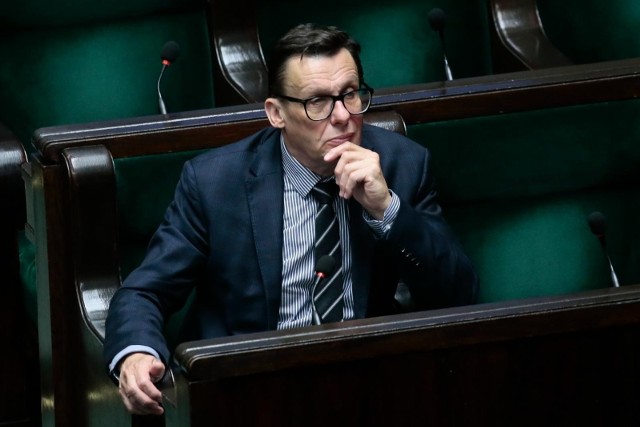 Nie chcemy, aby w ten sposób parlamentarzyści nadużywali prawa i byli traktowani jak „święte krowy” – wyjaśnił Marek Ast.