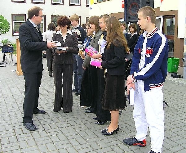 W wojewódzkim języka niemieckiego pierwsze  miejsce w województwie zajęła Carmen Nowak.  Uczniowie otrzymali nagrody od dyrektora szkoły  Marka Sassa.