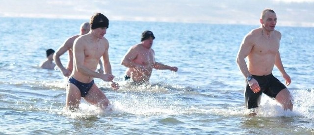 W ubiegłą niedzielę w Jeziorze Tarnobrzeskim kąpało się 16 morsów. To była inauguracja działalności Klubu Morsów w naszym mieście.
