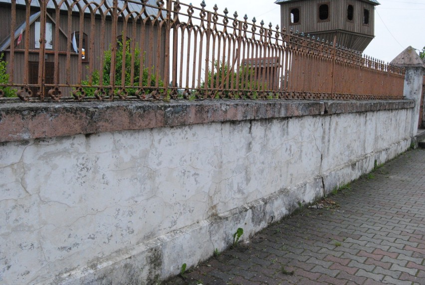 Cenny zabytek szpeci rozpadający się mur.
