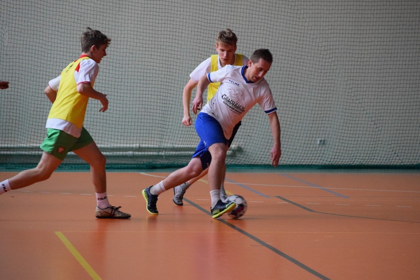 Ciekawe mecze w pierwszej kolejce Opatowskiej Ligi Futsalu. Grają zawodnicy znani z ligowych boisk. Na początek była niespodzianka