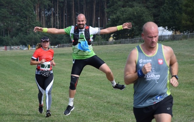 Zawodnicy mieli do pokonania 10 km. Niektórzy zrobili to w ciekawym stylu