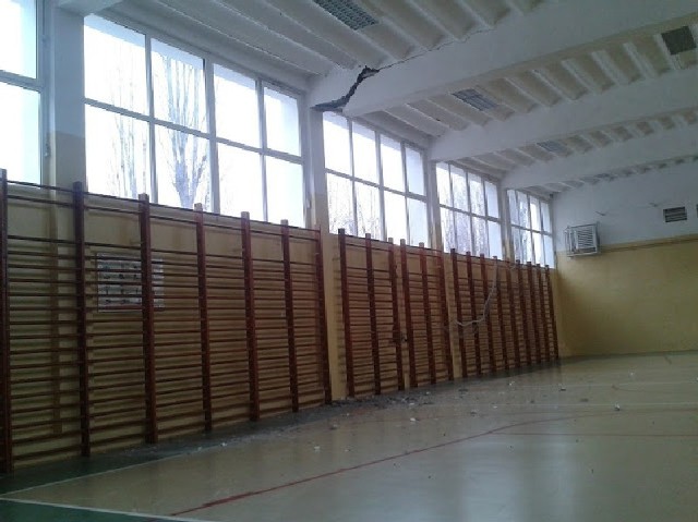 Pęknięcie w suficie sali gimnastycznej powiększa się z każdą godziną