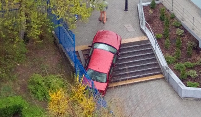 Do zdarzenia doszło w piątek (7 kwietnia) około godz. 9.00. Samochód osobowy stoczył się ze schodów na tyłach Topazu w Zielonej Górze. 