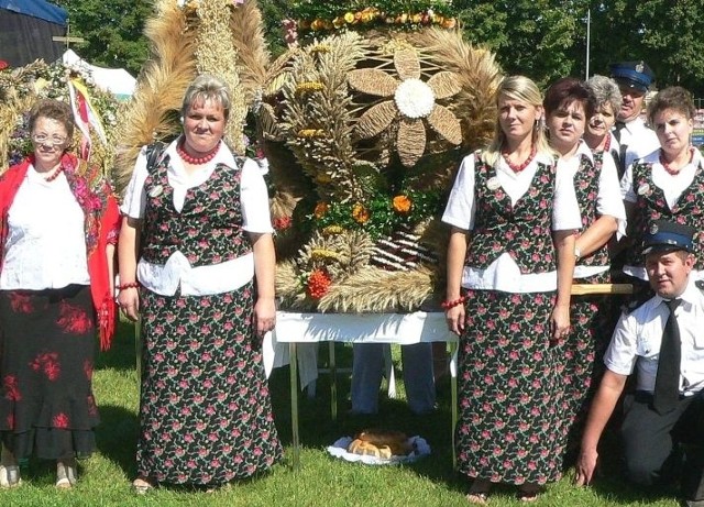 Wieniec żniwny ze Zwierzyńca reprezentuje gminę Busko-Zdrój na powiatowych dożynkach w Tuczępach.
