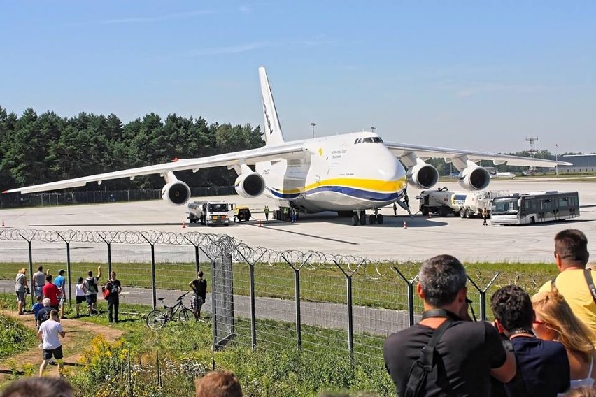 Gigantyczny AN 124 100 Rusłan na lotnisku w Pyrzowicach...