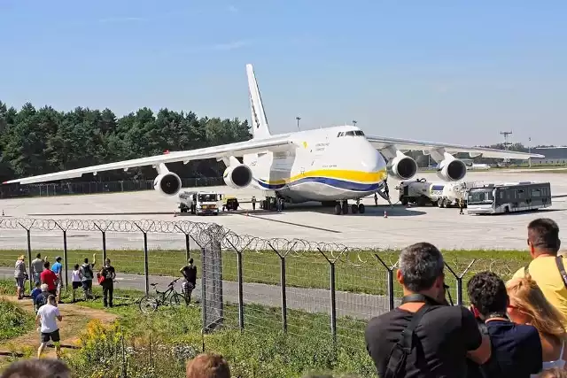 Gigantyczny AN 124 100 Rusłan na lotnisku w Pyrzowicach Katowice Airport